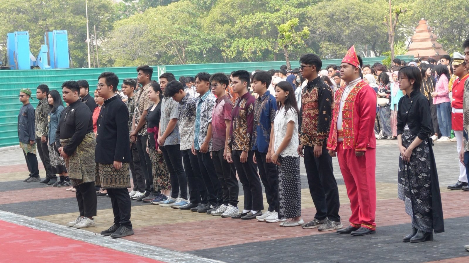 UBAYA Memperingati Sumpah Pemuda 2026: Kobarkan Semangat Kebinekaan Lewat Parade Prestasi dan Fashion Show Baju Adat